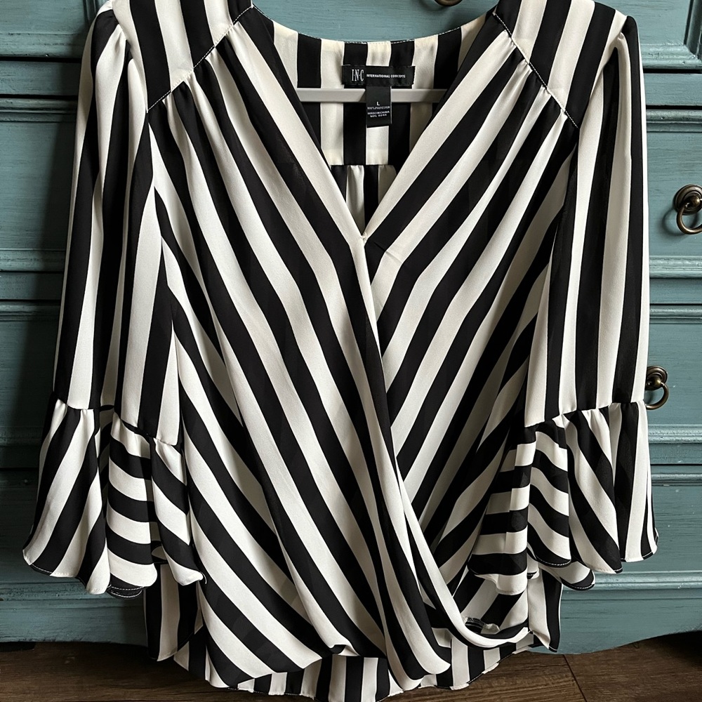 ELEGANT INC TOP WITH RUFFLE SLEEVE
